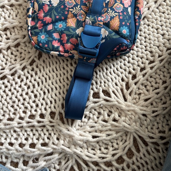 Vera Bradley Recycled Lighten Up Reactive Sling Backpack NWOT - Picture 9 of 10